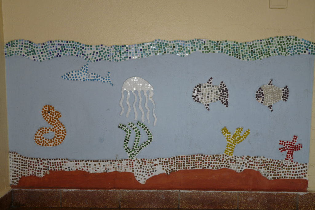 Ergebnis einer Kunst-AG: Dieses Mosaik befindet sich im Eingangsbereich der Schule.